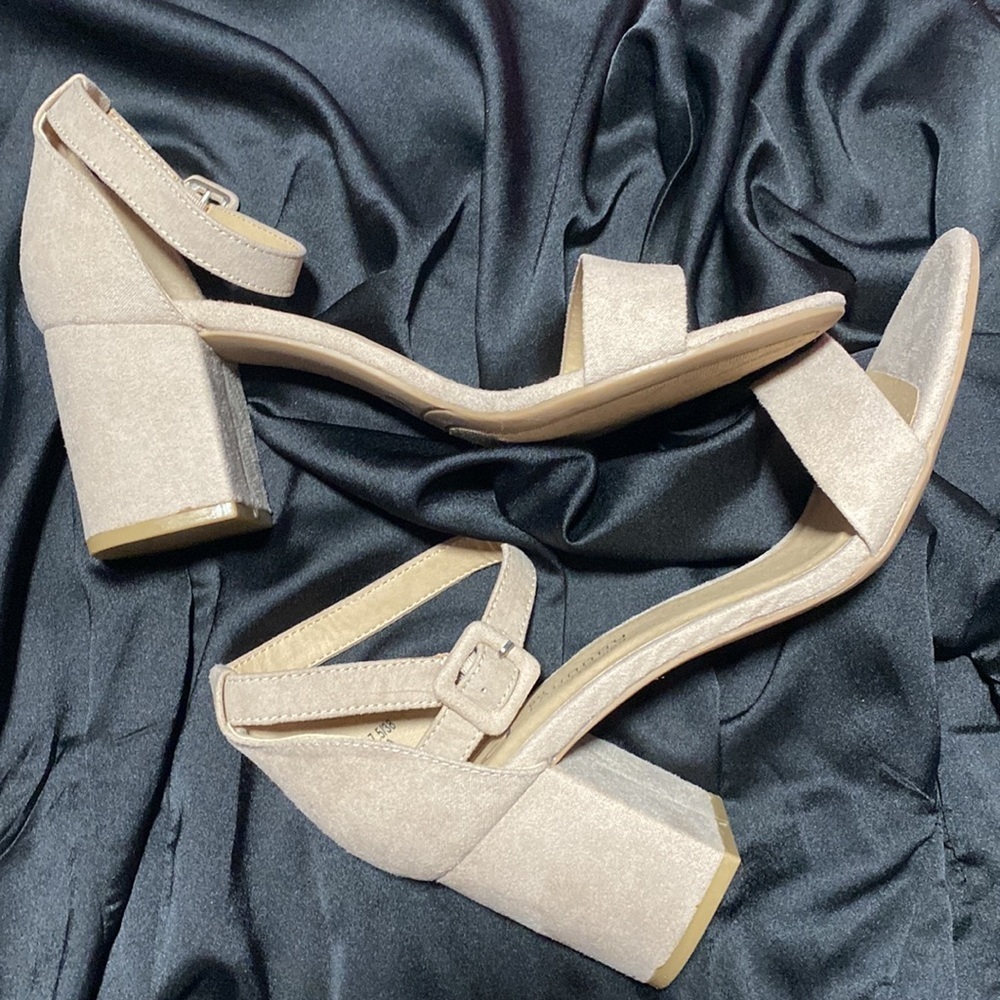 CL by Laundry Sandals. Nude Size 7 1/2 - Picture 6 of 9